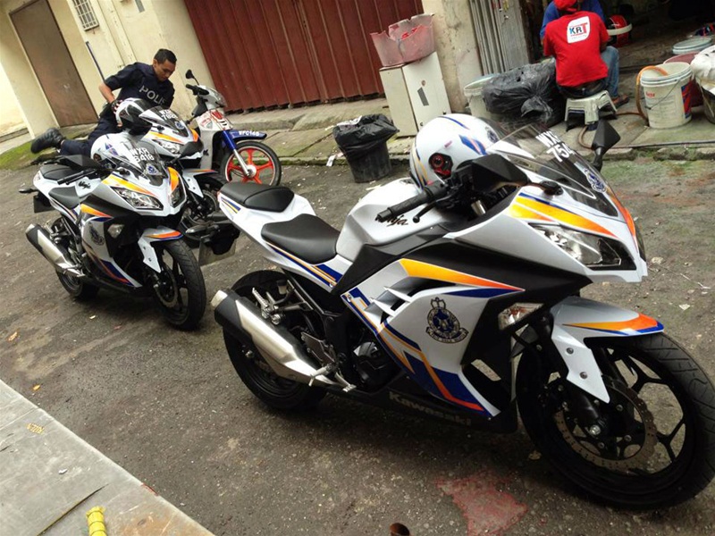 Полиция Малайзии использует полицейские мотоциклы Kawasaki Ninja 250 2013