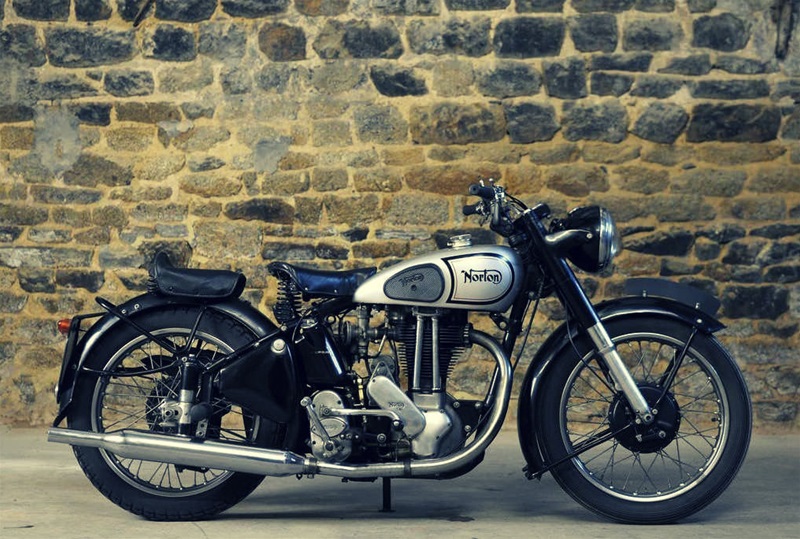 Старинный мотоцикл Norton ES2 1948