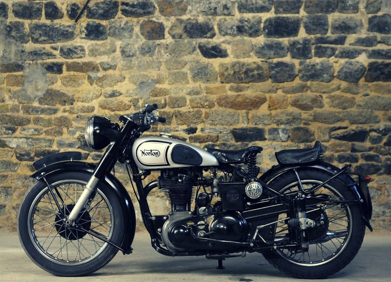 Старинный мотоцикл Norton ES2 1948