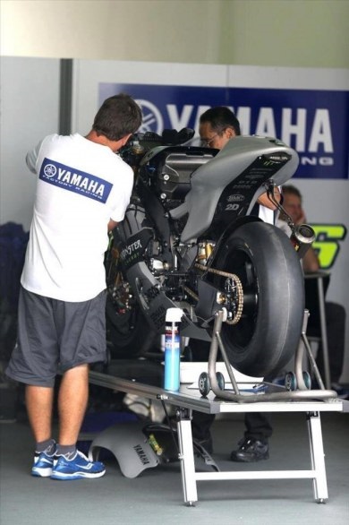 Раскраска мотоцикла Валентино Росси для тестов в Сепанге