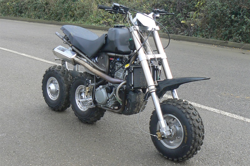 трёхколёсный мотоцикл 
