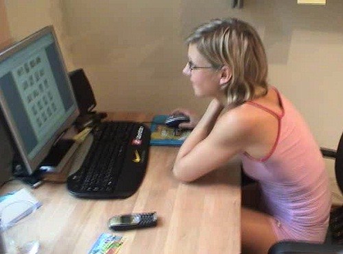 Девушка в очках рассматривала члены парней в интернете